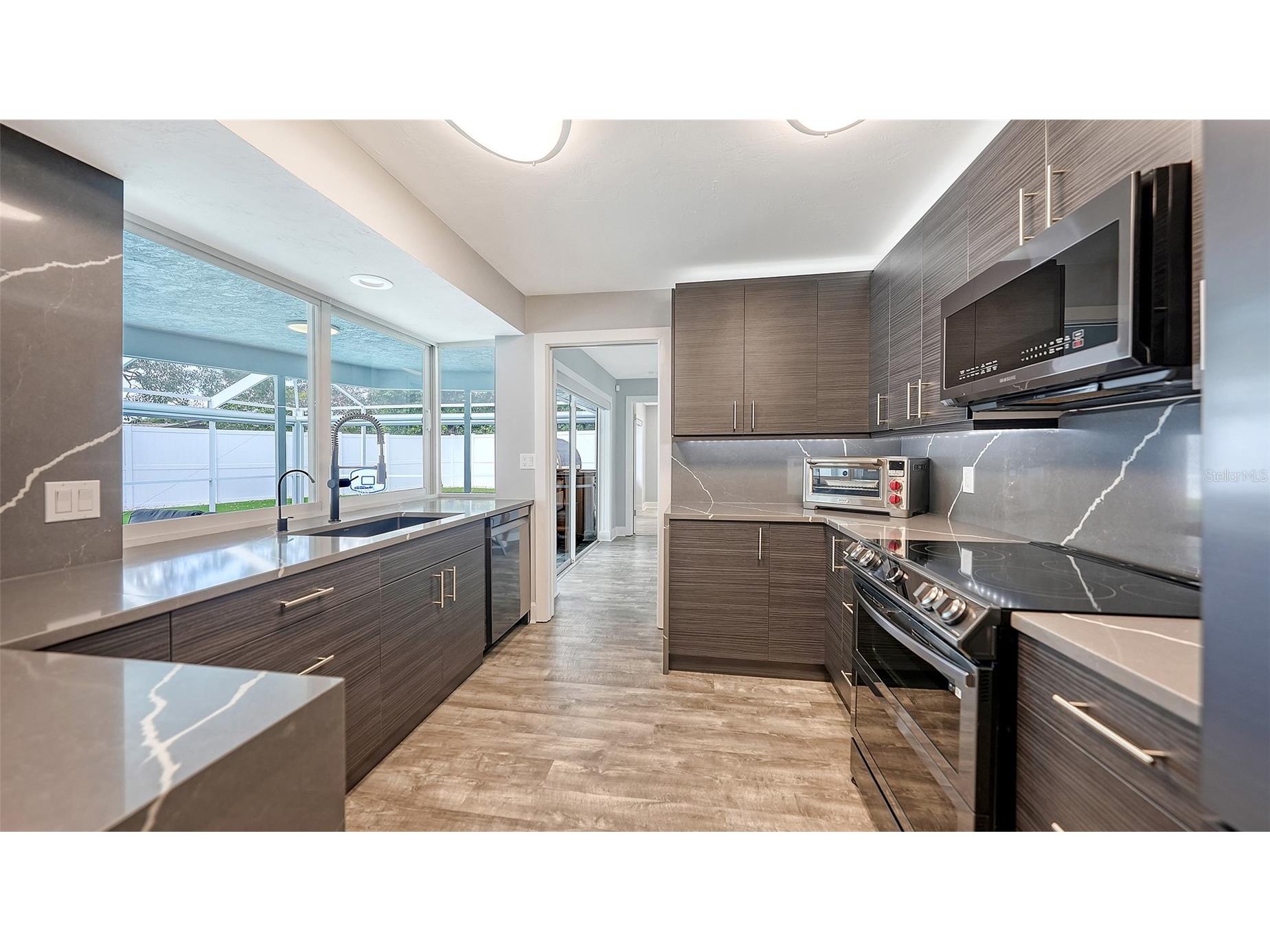2828 Suncrest Drive Sarasota FL 34239 A4698395 image11
