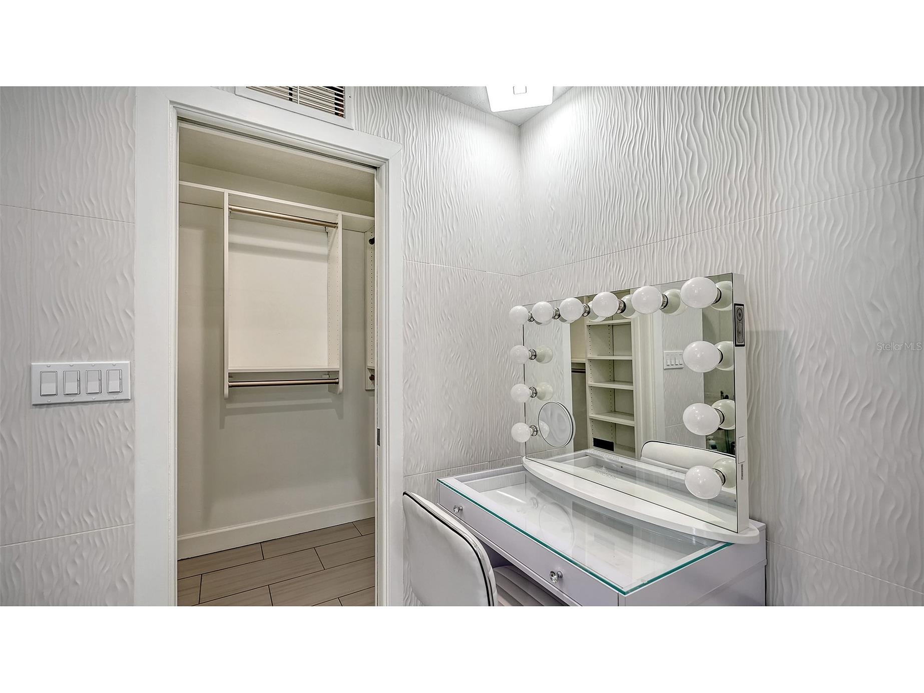2828 Suncrest Drive Sarasota FL 34239 A4698395 image16