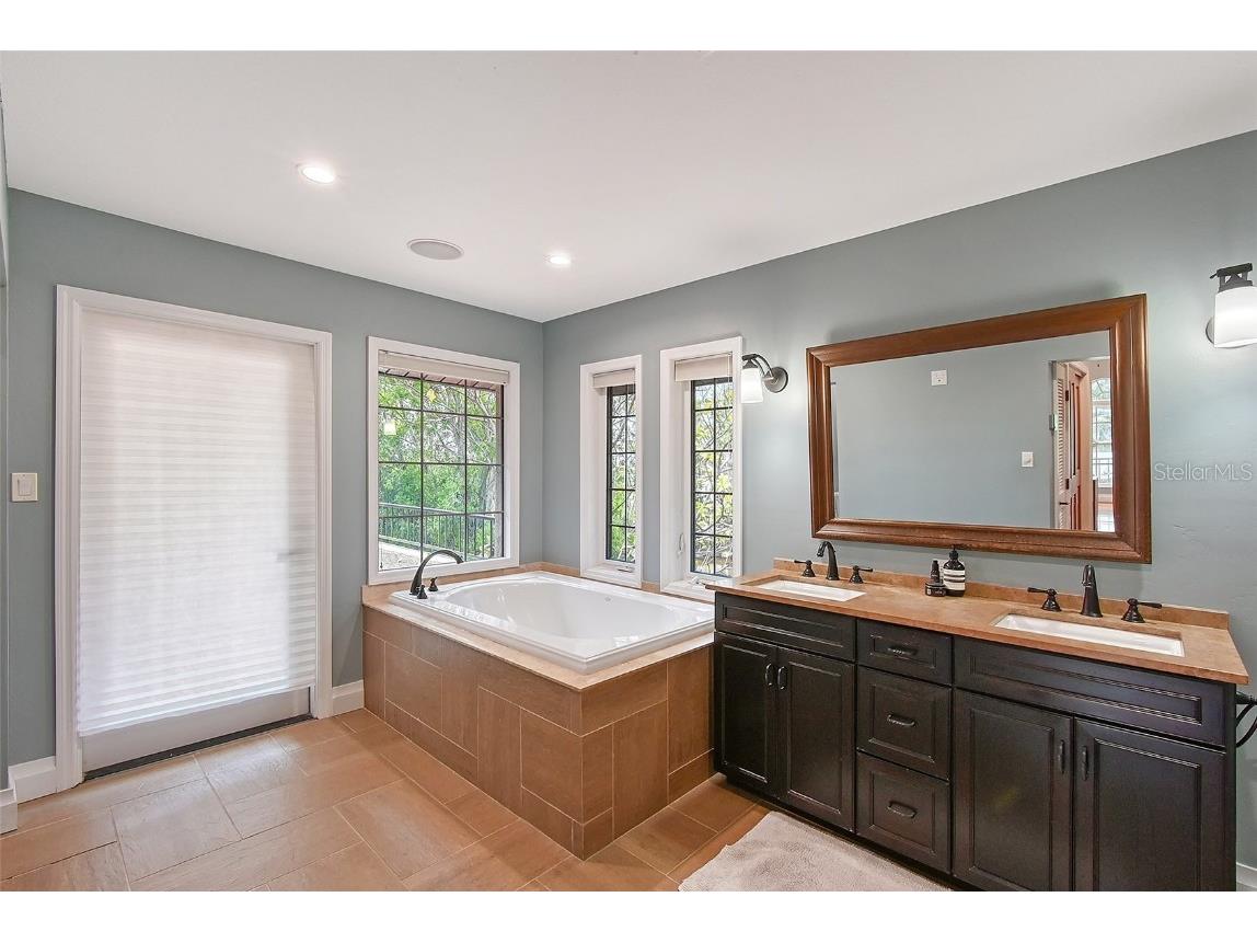 2833 Bay Shore Circle Sarasota FL 34234 A4648576 image23