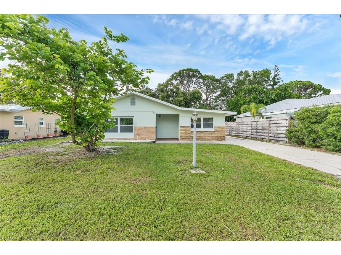 2837 Yorktown Street Sarasota FL 34231 A4657913 image1