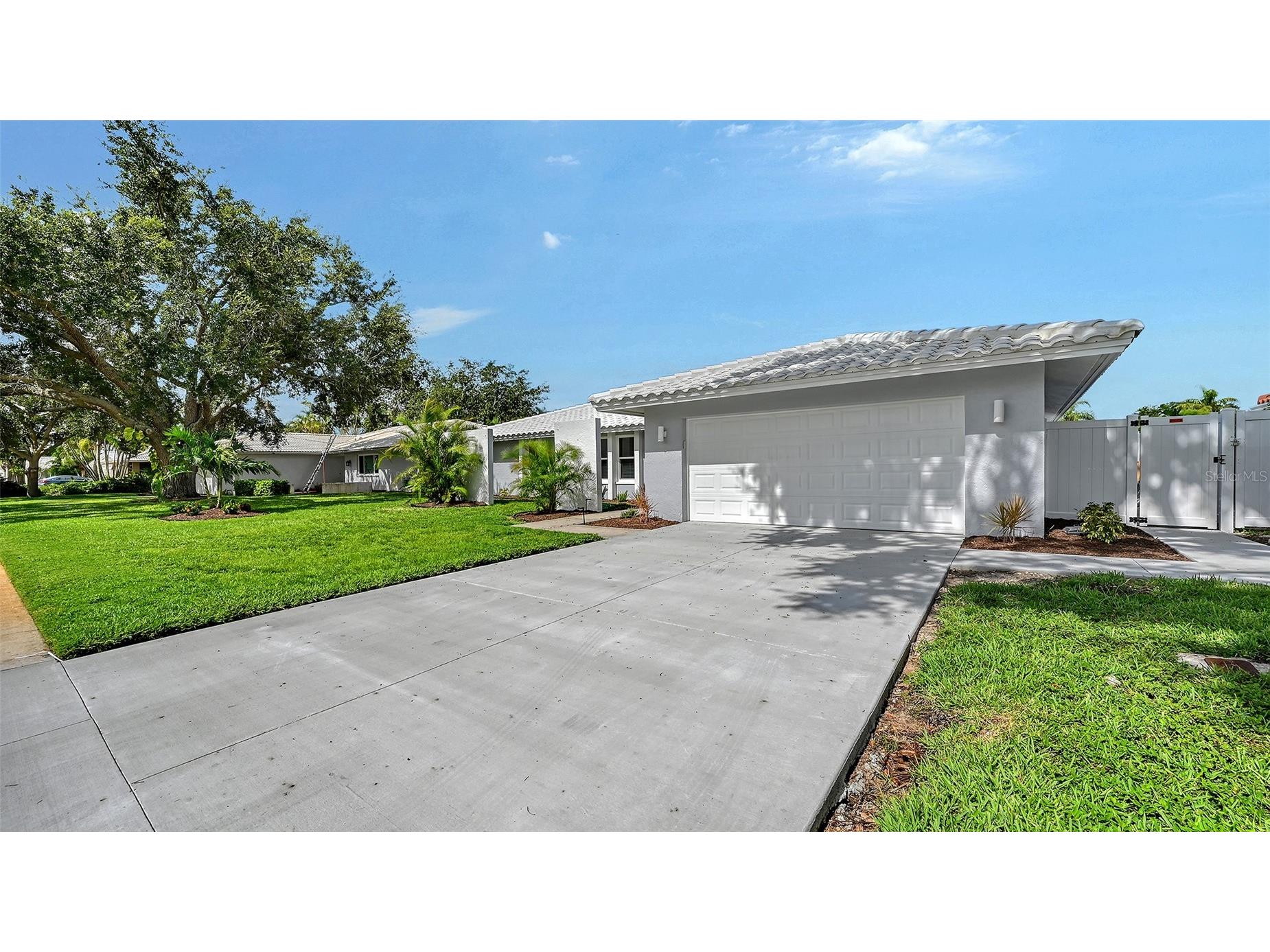 2852 Captiva Drive Sarasota FL 34231 A4661671 image2