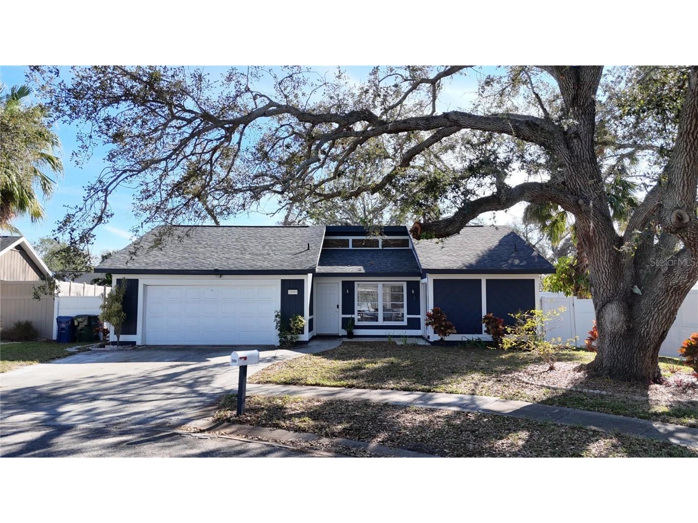 2900 Woodpine Court Sarasota FL 34231 A4640332 image1