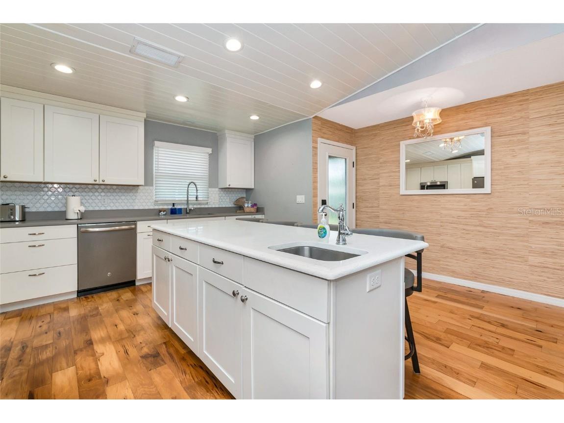 2910 Woodpine Court Sarasota FL 34231 A4665813 image6