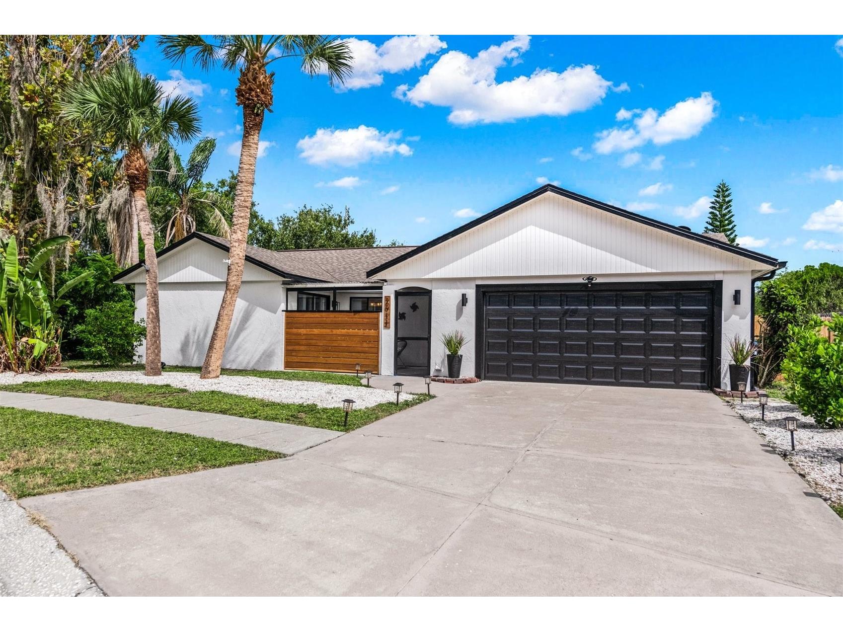 2911 Woodpine Court Sarasota FL 34231 W7886784 image2
