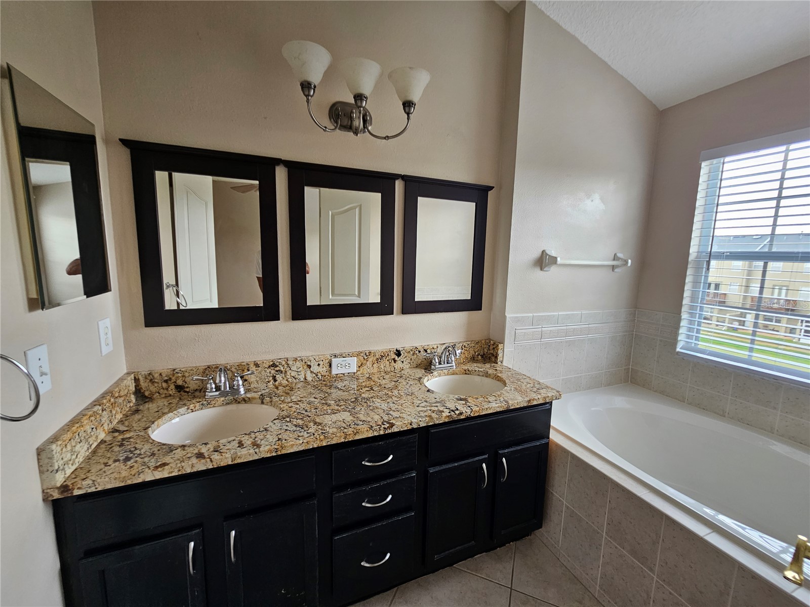 2927 Pointeview Drive Tampa FL 33611 TB8511073 image10