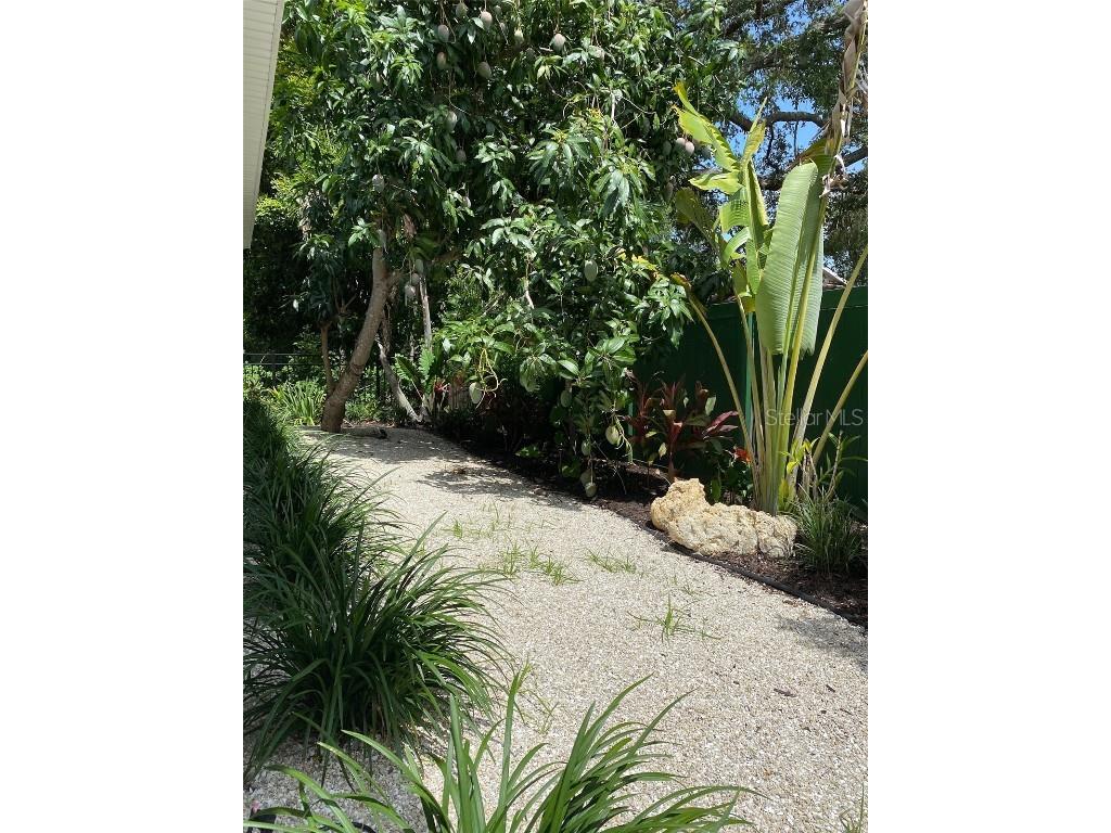 2933 Maiden Lane Sarasota FL 34231 A4632386 image30