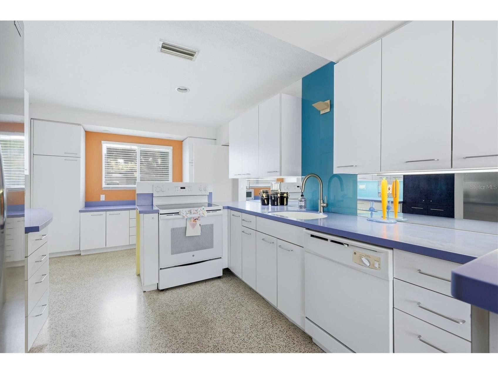 2940 Bougainvillea Street Sarasota FL 34239 - PHILLIPPI CREEK A4689977 image10