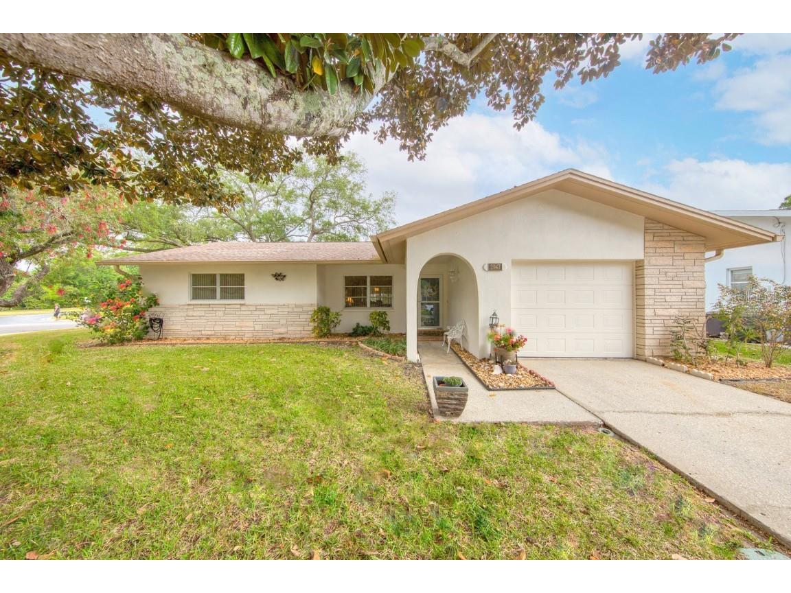 2947 Briar Cliff Drive Palm Harbor FL 34684 - LAKE TARPON U8195955 image1