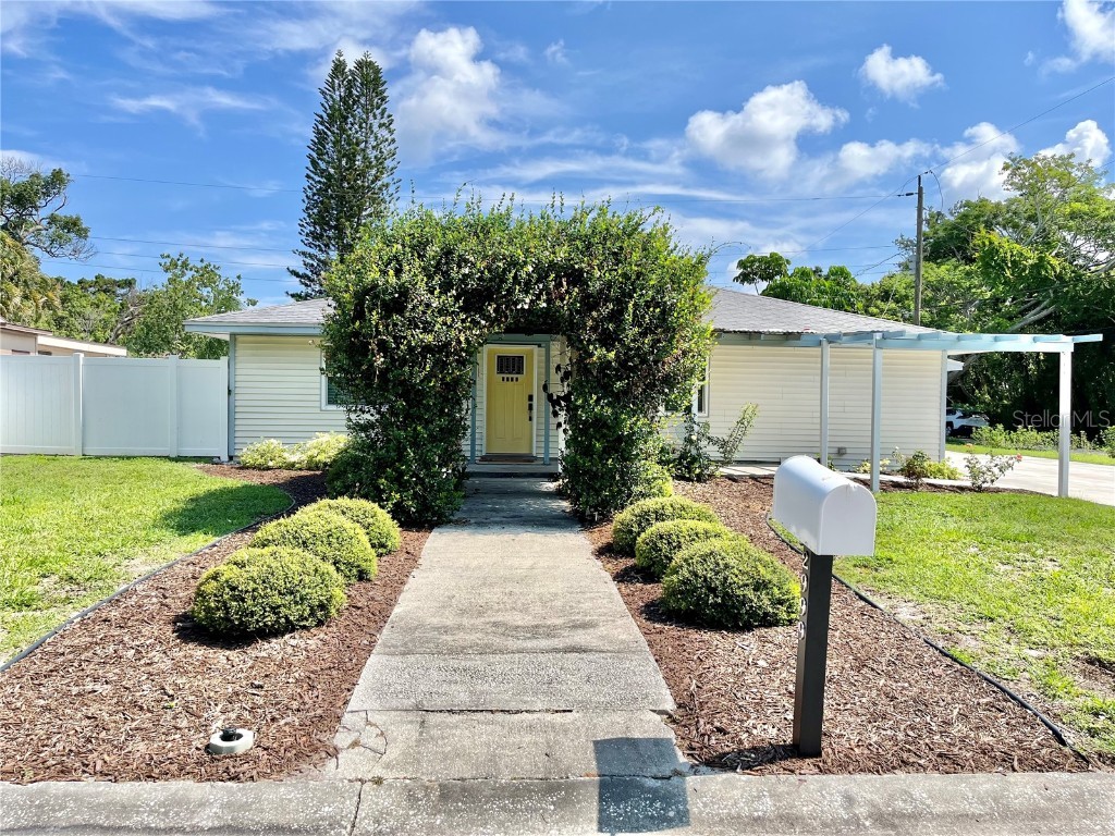 2999 Oak Street Sarasota FL 34237 A4573654 image1