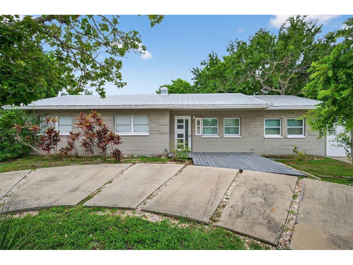 300 Davison Avenue NE Saint Petersburg FL 33703 TB8415198 image1