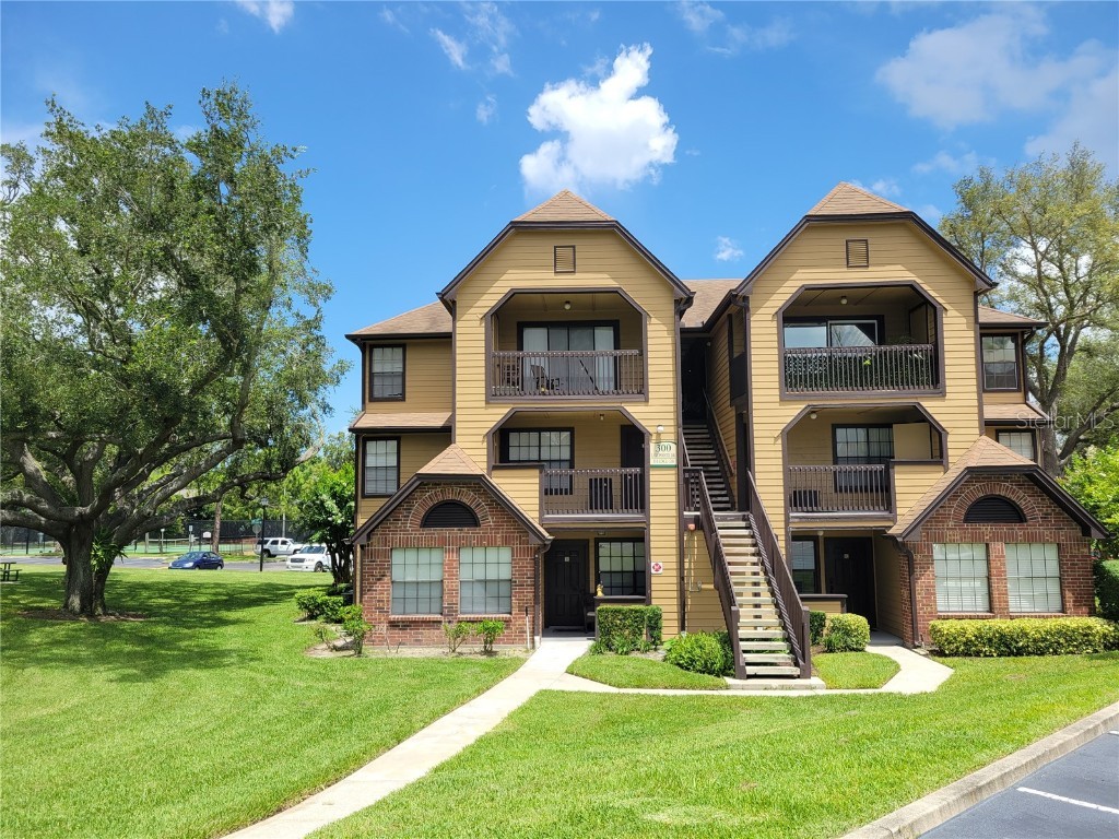 300 Lakepointe Drive #302 Altamonte Springs FL 32701 O6227890 image1