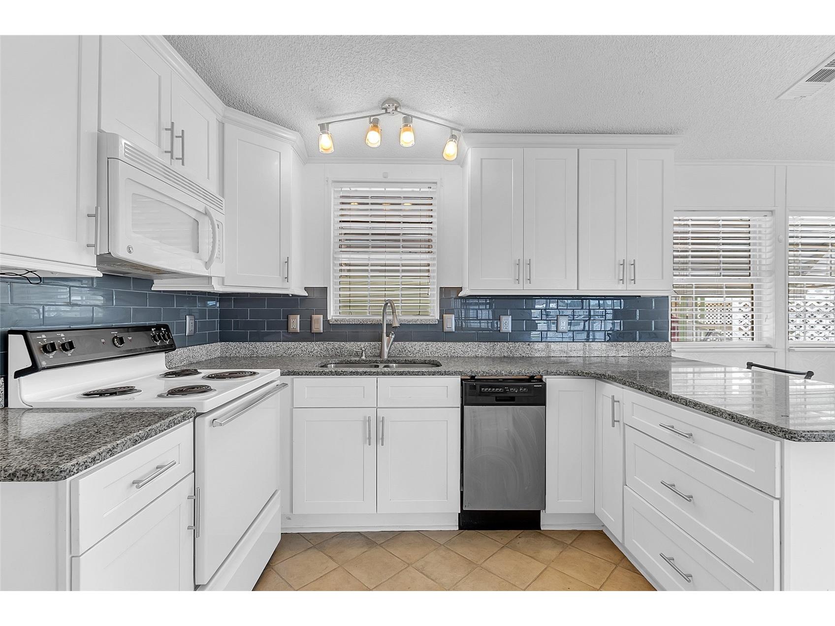 300 Sky Crest Loop Davenport FL 33837 O6422361 image9