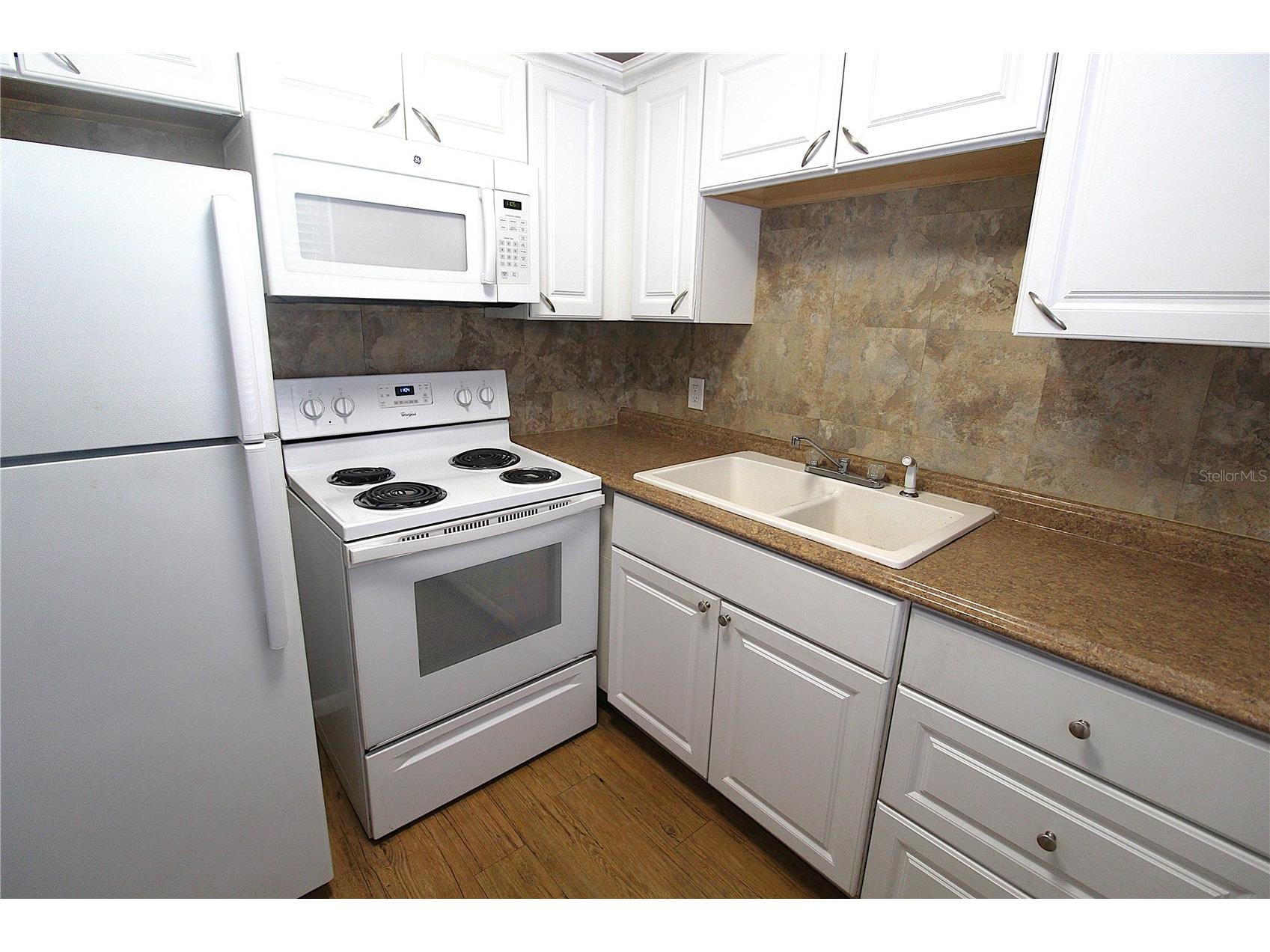 3001 Bee Ridge Road #202 Sarasota FL 34239 A4693656 image2