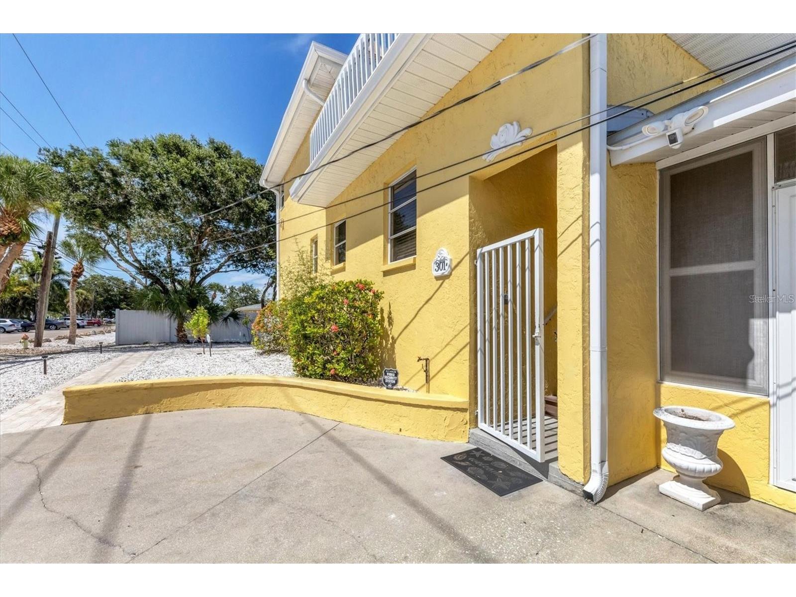 301 Avenida Madera #A Sarasota FL 34242 - Canal A4690447 image1