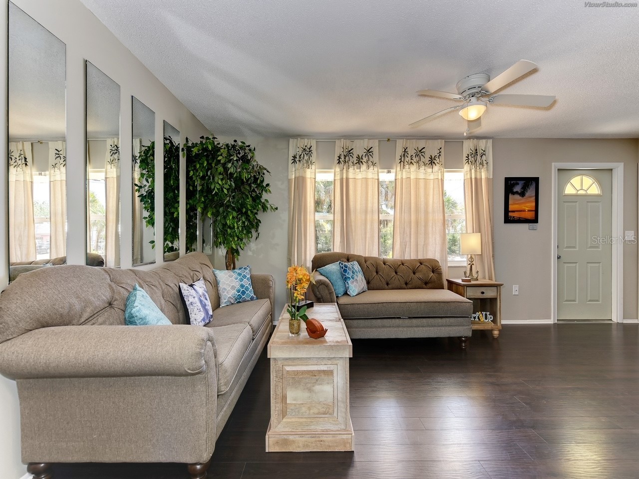 301 Avenida Madera #B Sarasota FL 34242 A4690443 image4