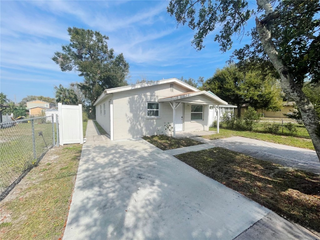 301 Bassedena Circle N Lakeland FL 33805 TB8352453 image1