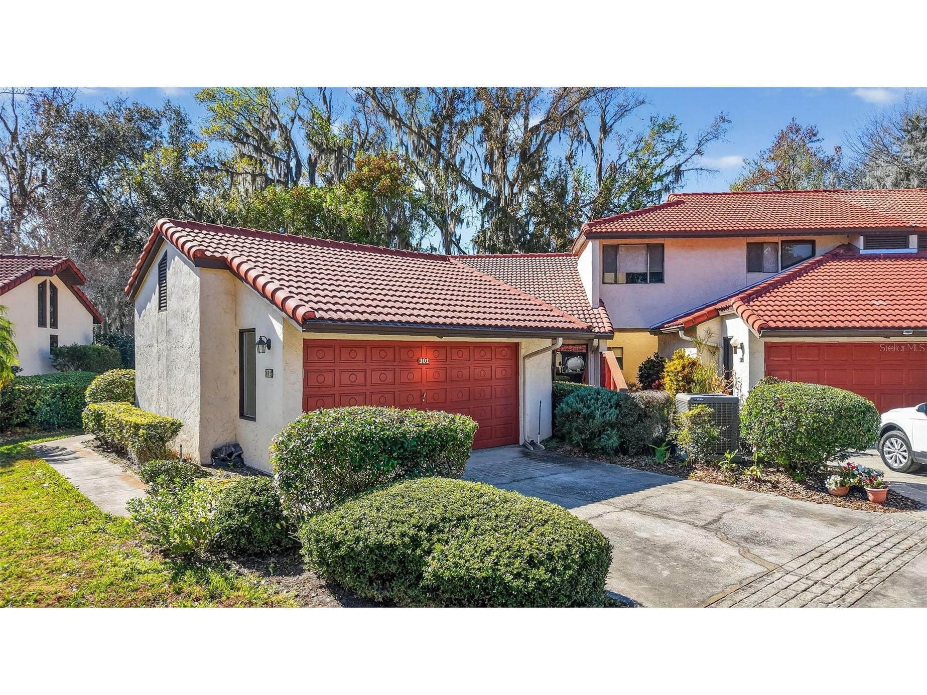 301 Clusterwood Drive Yalaha FL 34797 - LAKE HARRIS CHAIN OF LAKES G5107543 image1