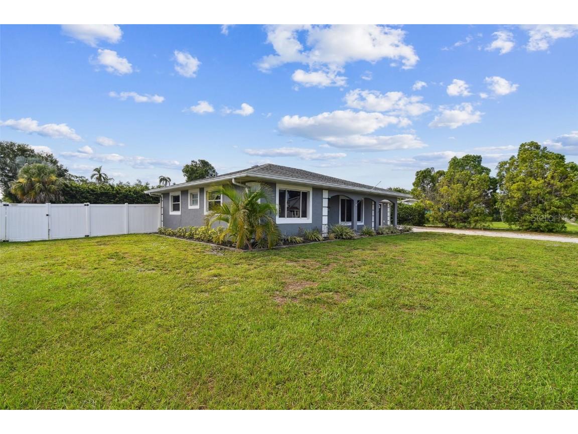 303 45th St W Bradenton FL 34209 A4657877 image1
