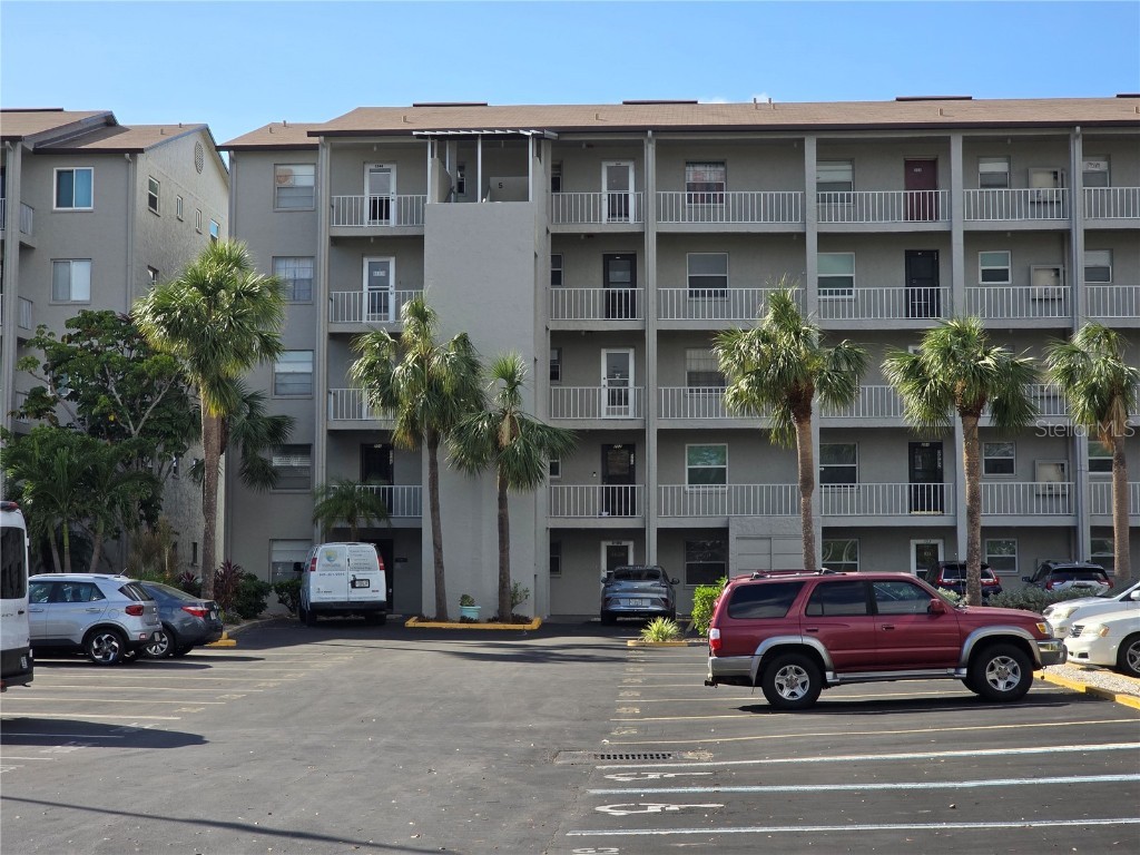 3036 Lake Bayshore Drive #101 Bradenton FL 34205 A4625760 image1