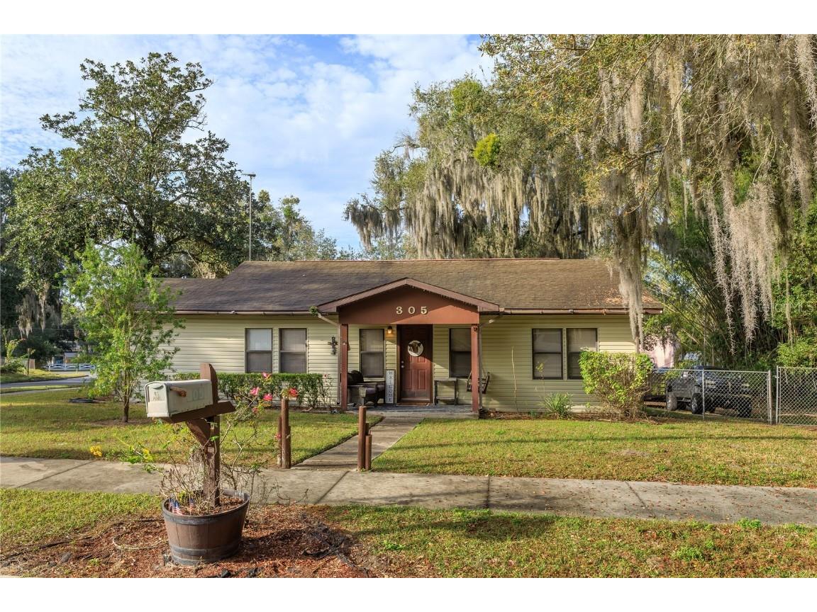 305 Cordova Place Leesburg FL 34748 O6174054 image1