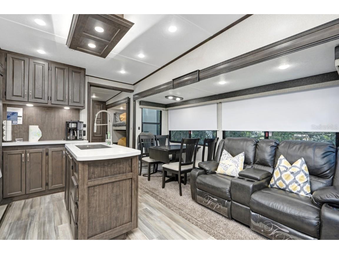 305 Linden Drive #FIFTH WHEEL Ellenton FL 34222 A4544433 image1