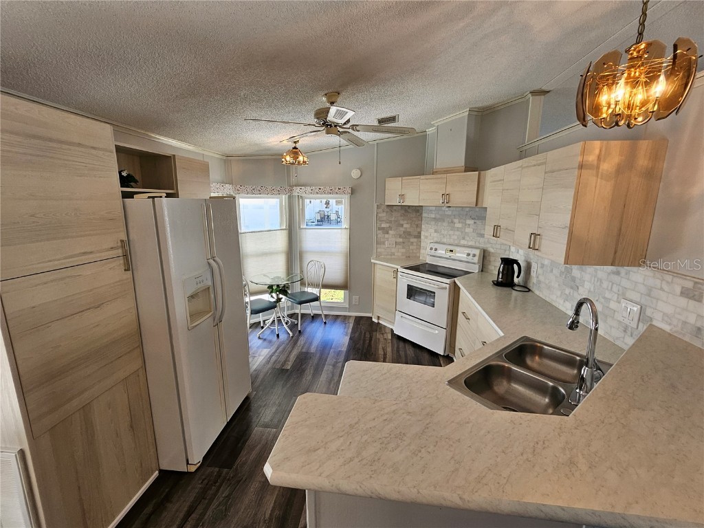 305 Oakwood Boulevard E Sarasota FL 34237 A4671180 image18