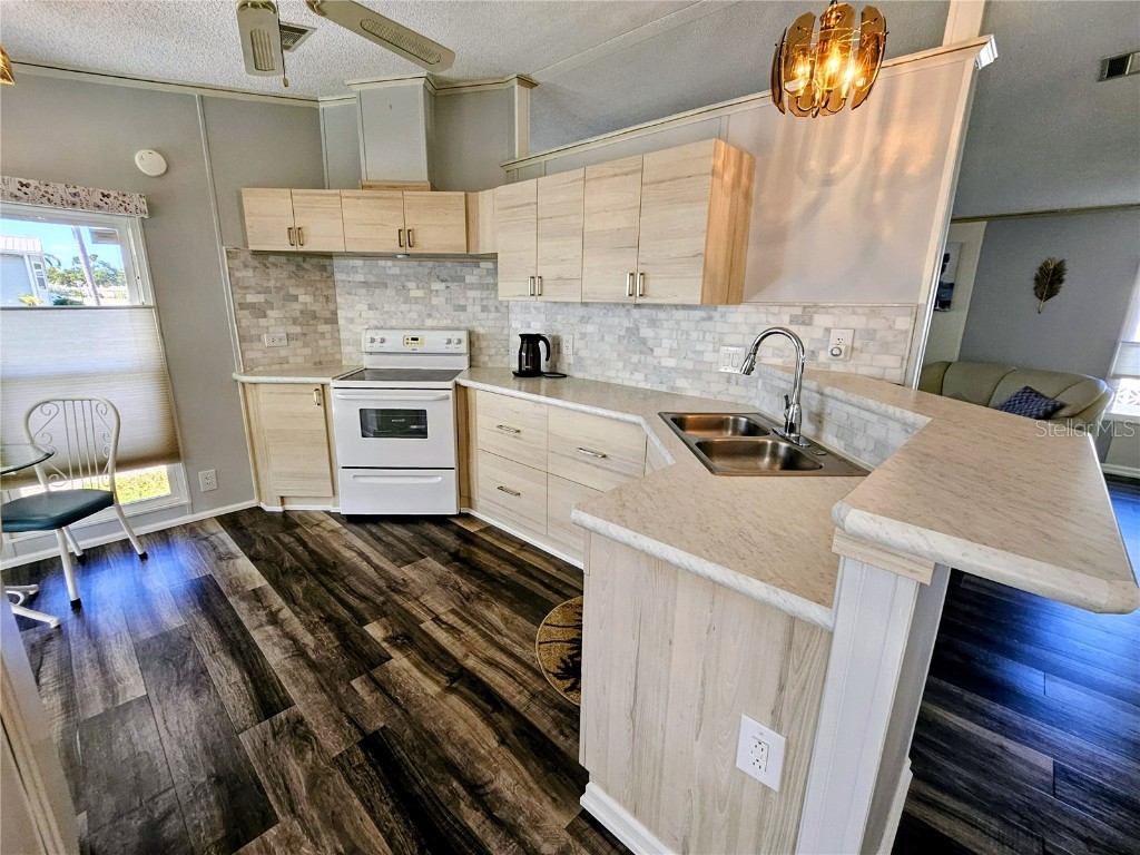 305 Oakwood Boulevard E Sarasota FL 34237 A4671180 image19