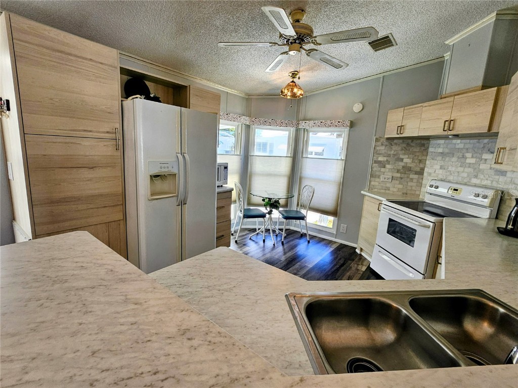 305 Oakwood Boulevard E Sarasota FL 34237 A4671180 image20