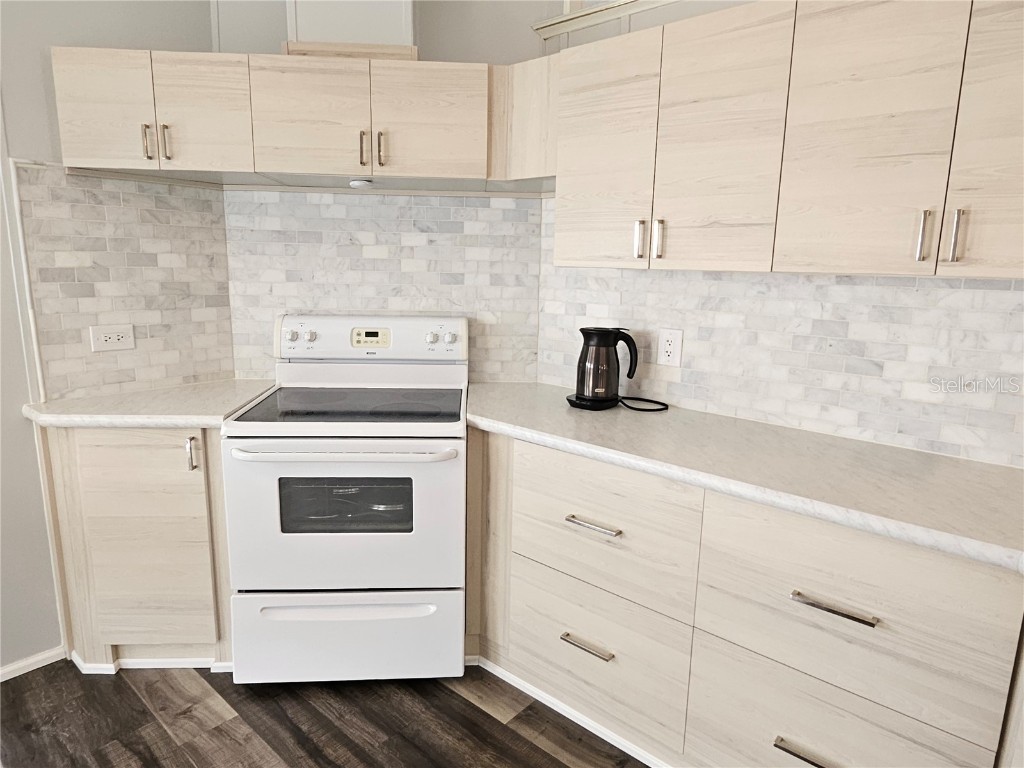 305 Oakwood Boulevard E Sarasota FL 34237 A4671180 image23