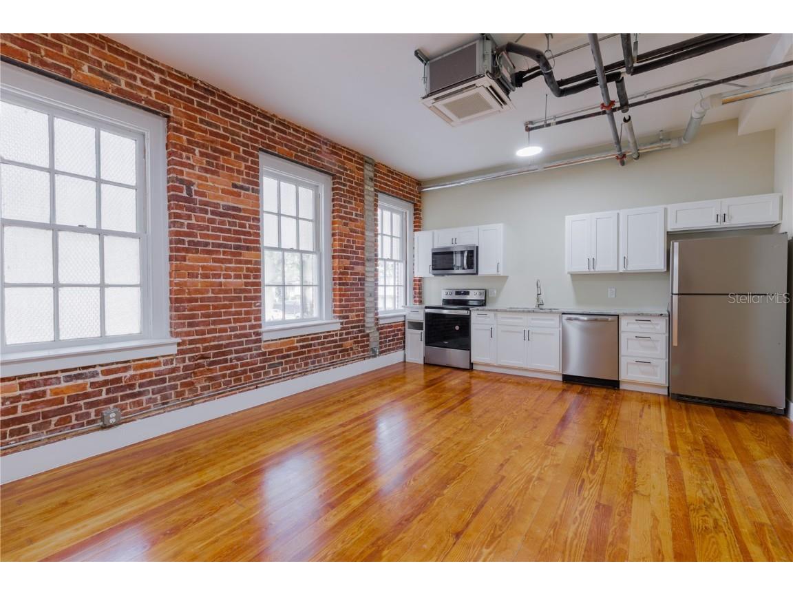 306 W Wisconsin Avenue #202 Deland FL 32720 V4937821 image1