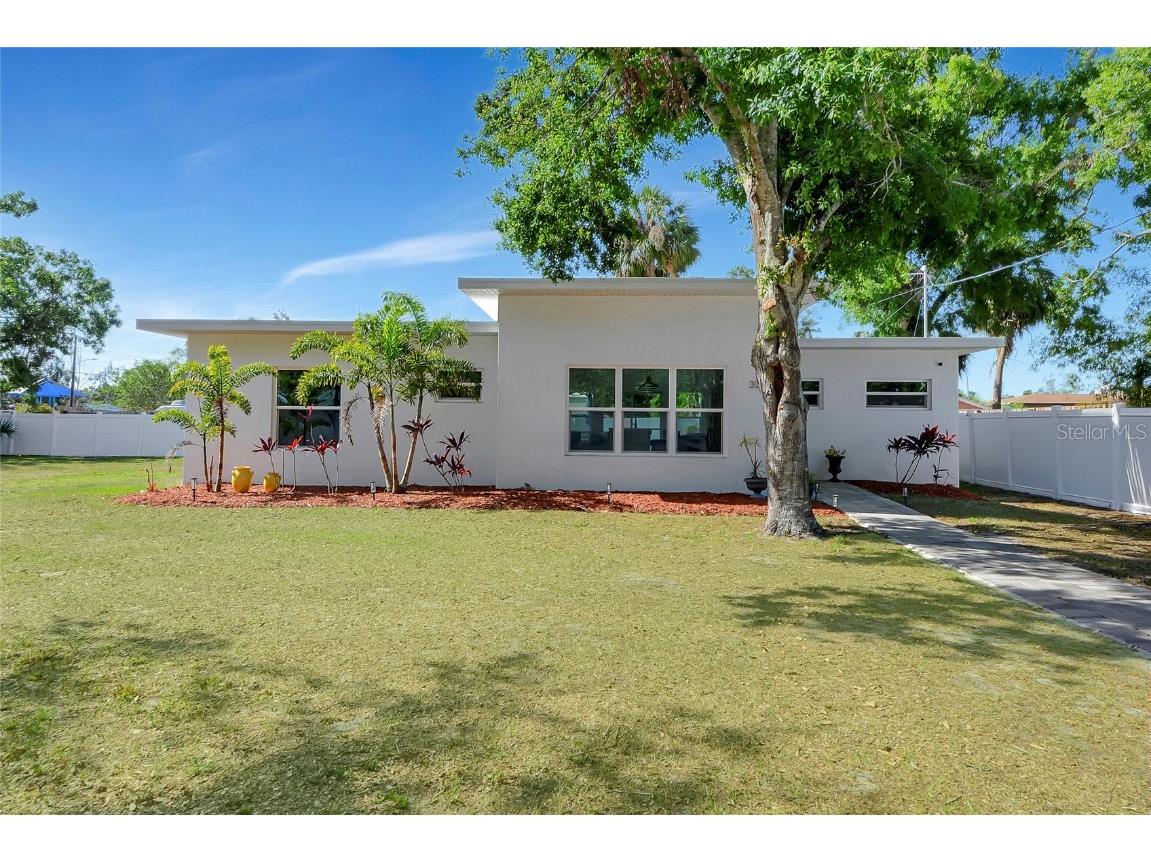 3090 6th Street Sarasota FL 34237 A4650046 image1