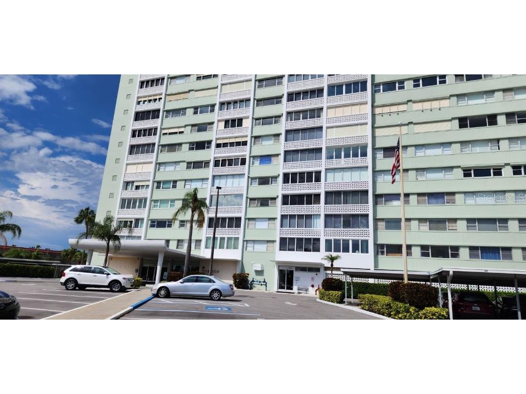 31 Island Way #303 Clearwater Beach FL 33767 - CLEANWATER CHANNEL W7881657 image1