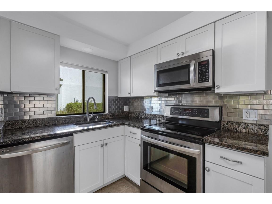 3119 Heatherwood Lane Sarasota FL 34235 A4670114 image2