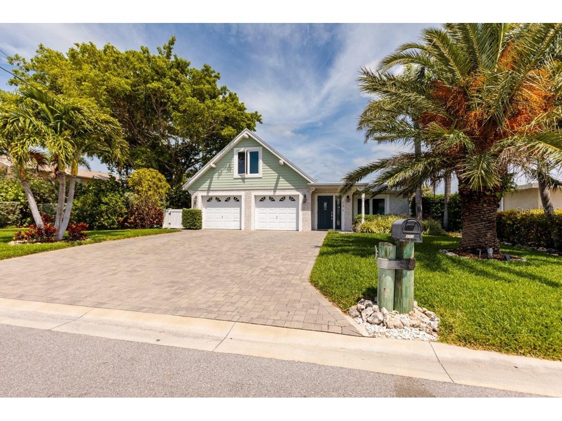 318 La Hacienda Drive Indian Rocks Beach FL 33785 - INTRACOASTAL WATERWAY U8238030 image1