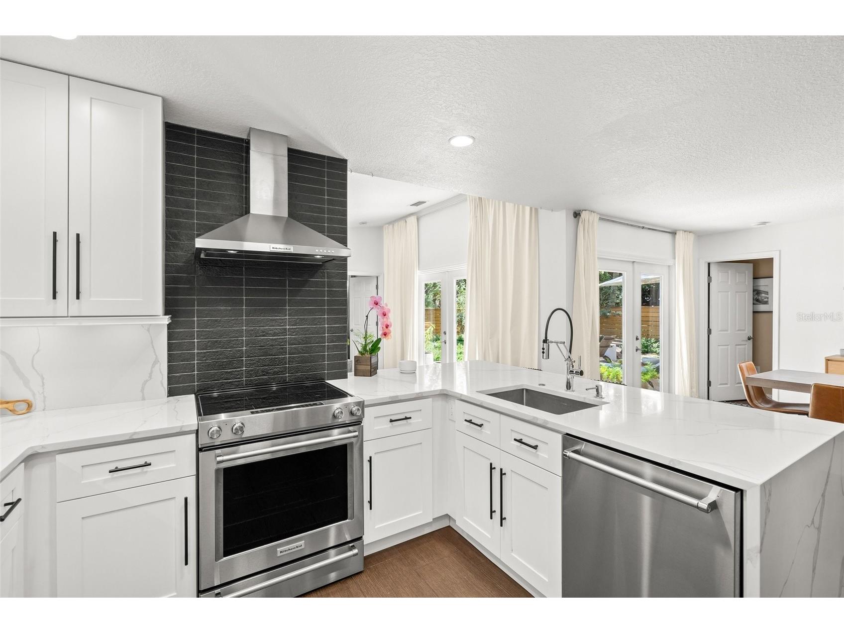 319 Bearded Oaks Circle Sarasota FL 34232 A4699157 image9