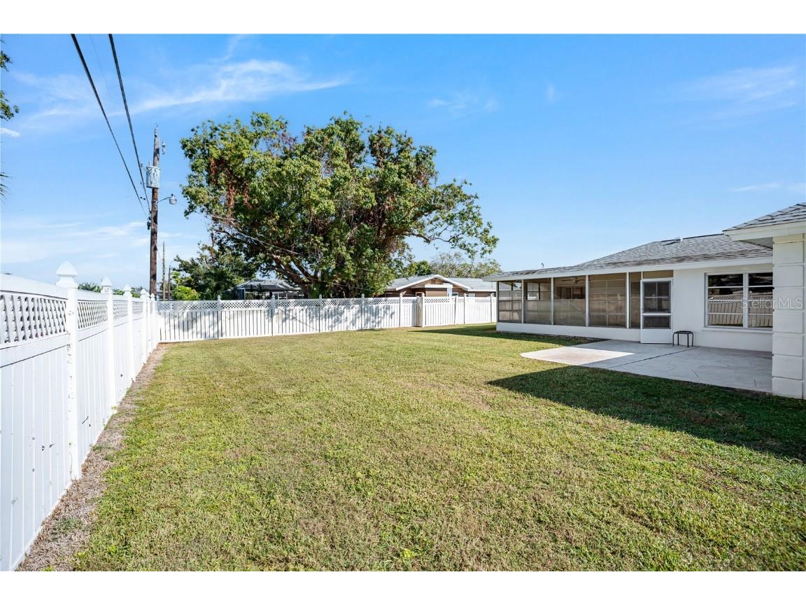 319 Mendez Drive Sarasota FL 34243 A4674239 image2