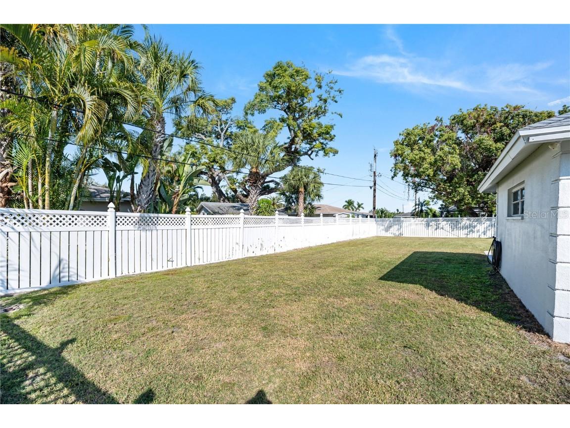 319 Mendez Drive Sarasota FL 34243 A4674239 image3