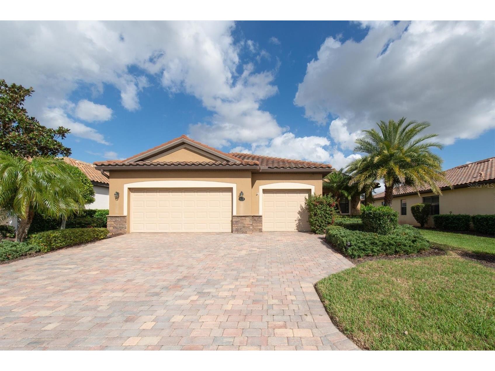 319 Whispering Palms Lane Bradenton FL 34212 - POND A4683797 image1