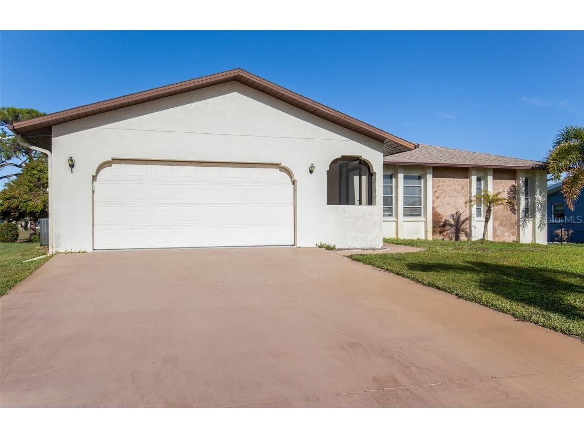 32 Caddy Road Rotonda West FL 33947 A4521722 image1