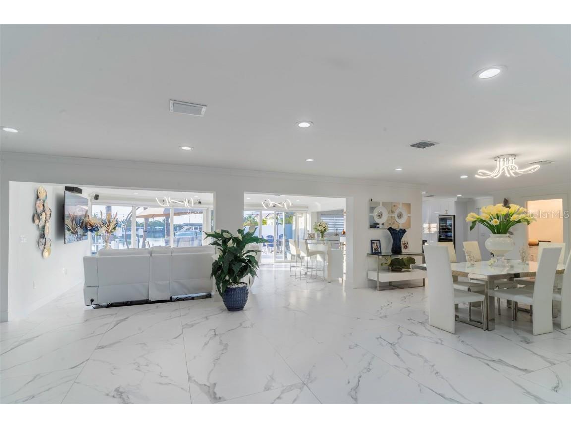 320 Harbor Passage Clearwater Beach FL 33767 TB8433216 image6