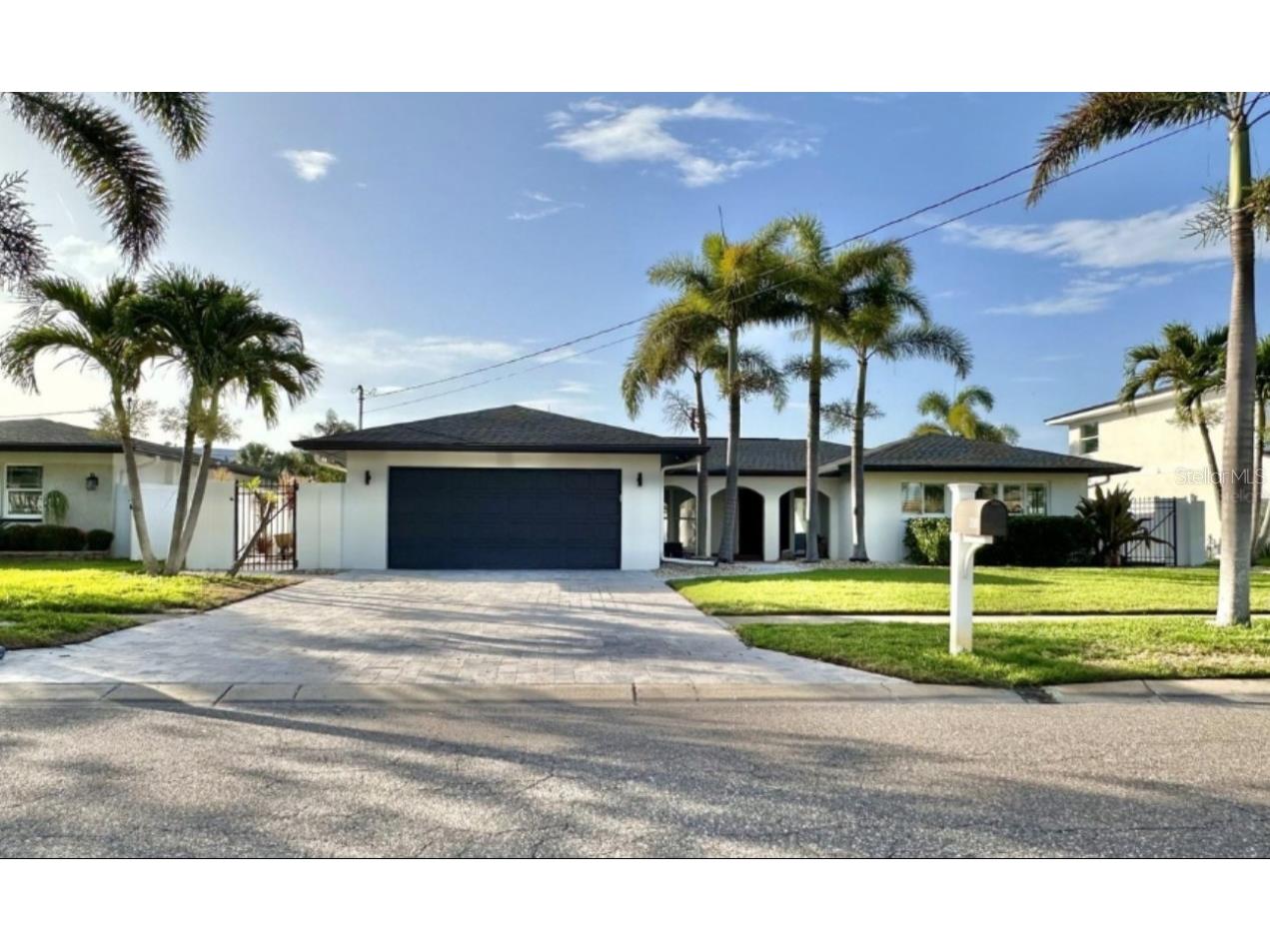 320 Palm Island NE Clearwater Beach FL 33767 - POPE CHANNEL P4935224 image1