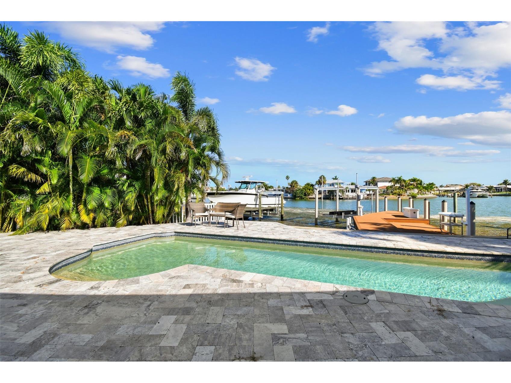 320 Palm Island NE Clearwater Beach FL 33767 TB8434339 image1