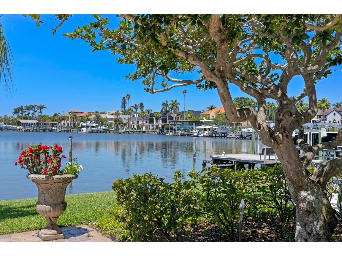 321 Brightwaters Boulevard NE Saint Petersburg FL 33704 TB8376598 image1