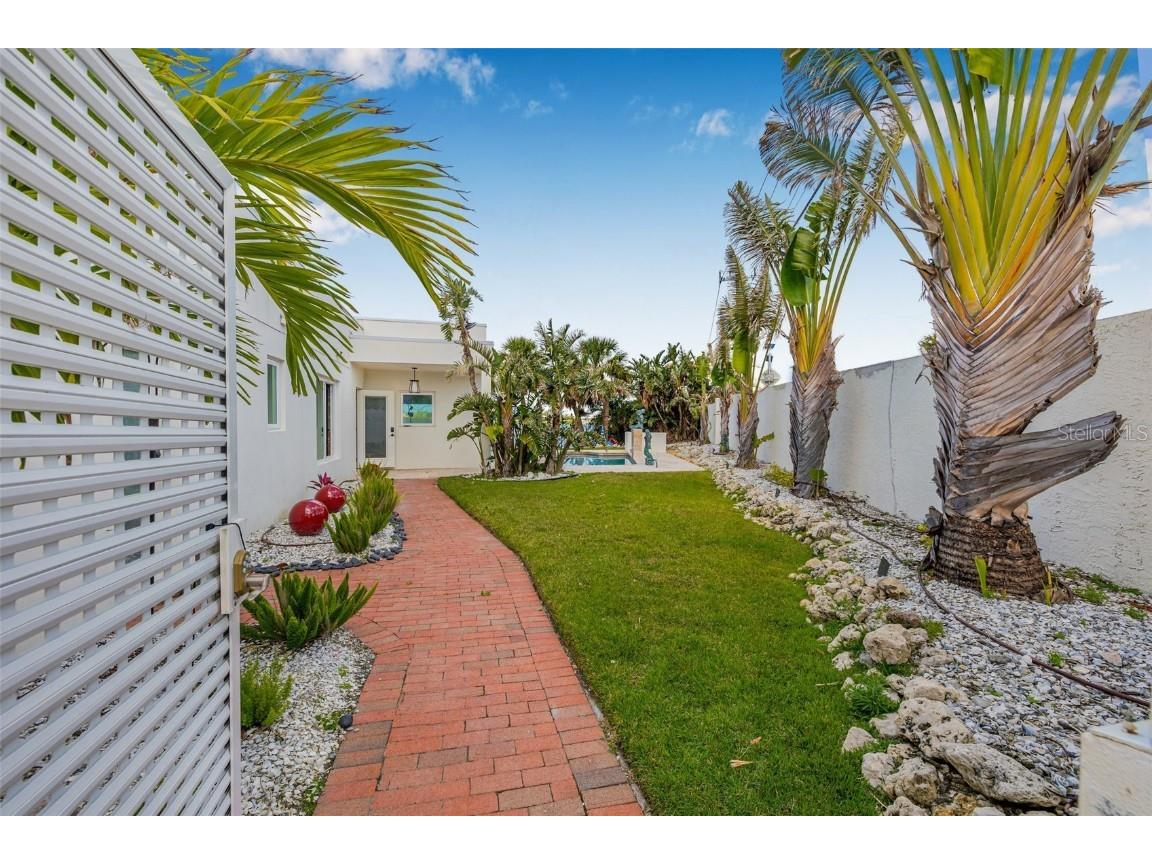 321 N Boulevard Of The Presidents Sarasota FL 34236 - PANSY LAGOON TB8386182 image1