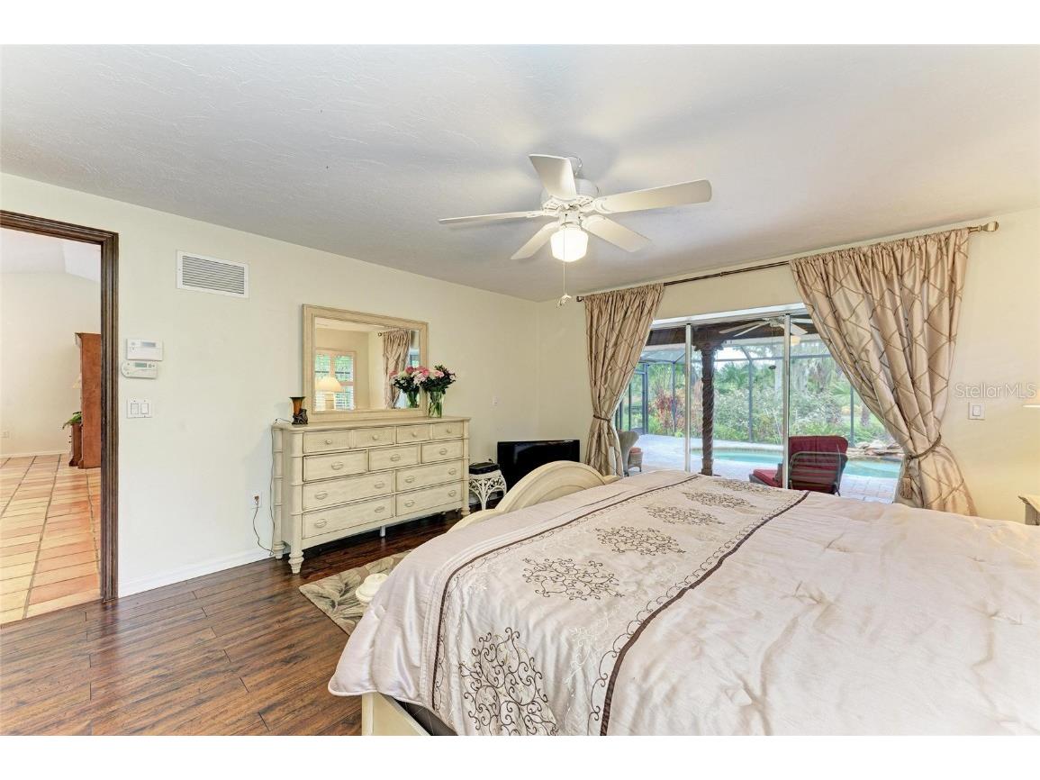 3217 Oak Grove Drive Sarasota FL 34243 A4656185 image32