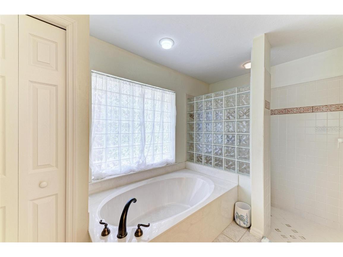 3217 Oak Grove Drive Sarasota FL 34243 A4656185 image37