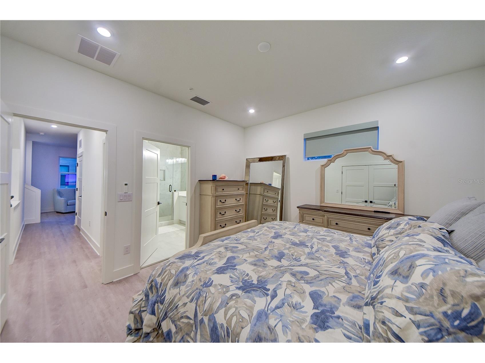 323 15th Street N Saint Petersburg FL 33705 TB8465064 image37