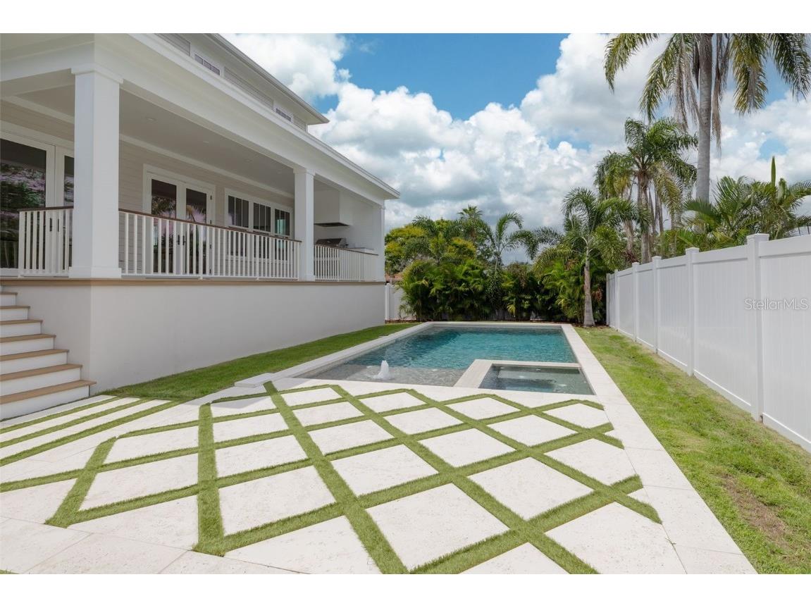 323 Appian Way NE Saint Petersburg FL 33704 TB8343227 image2