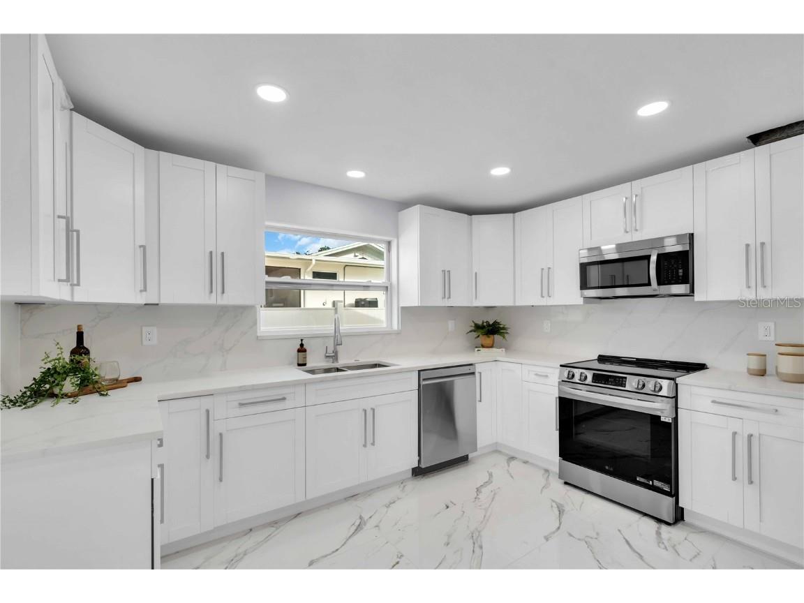 323 Freeport Avenue NE Saint Petersburg FL 33702 TB8441048 image12