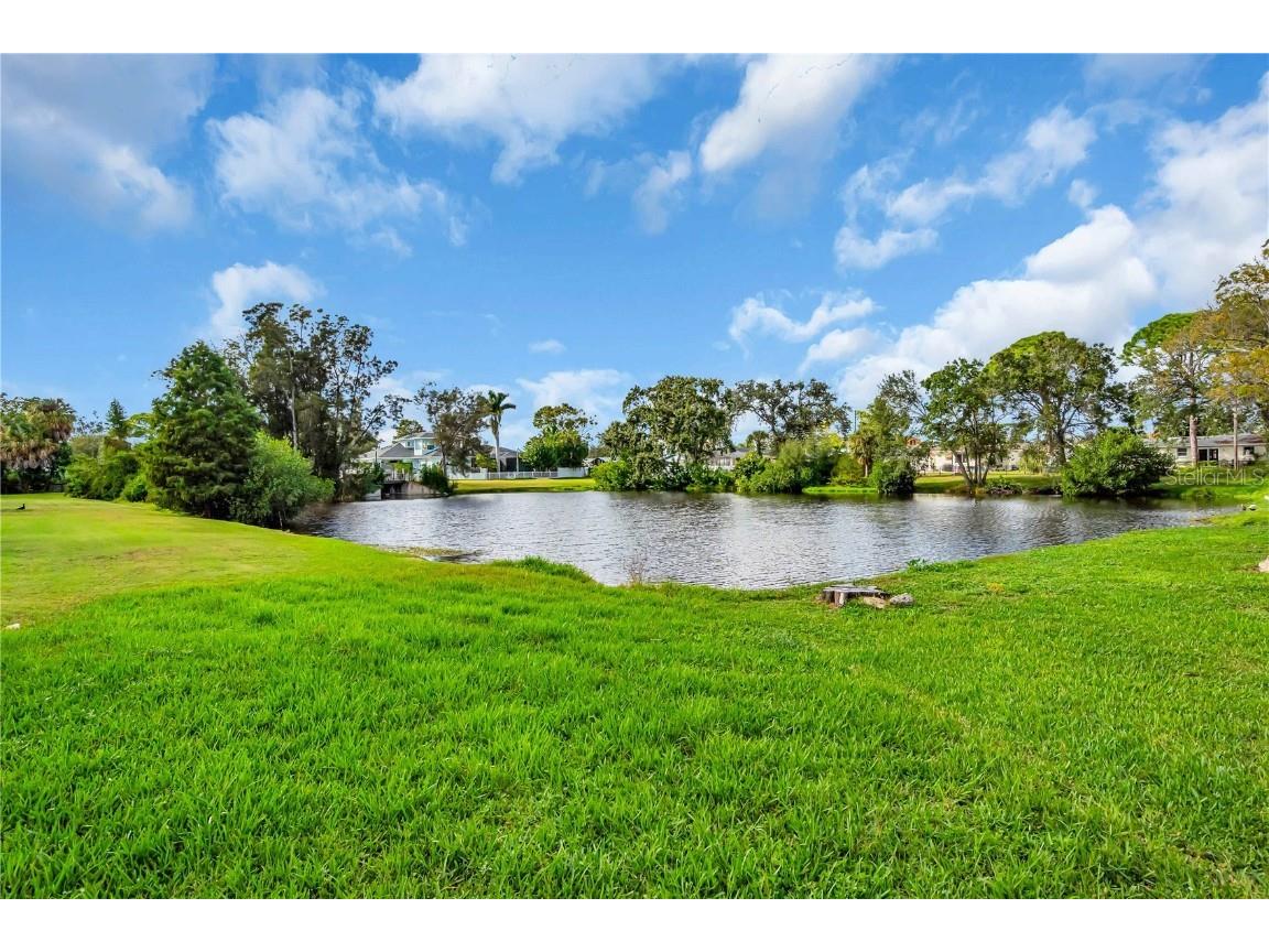 323 Freeport Avenue NE Saint Petersburg FL 33702 TB8441048 image32